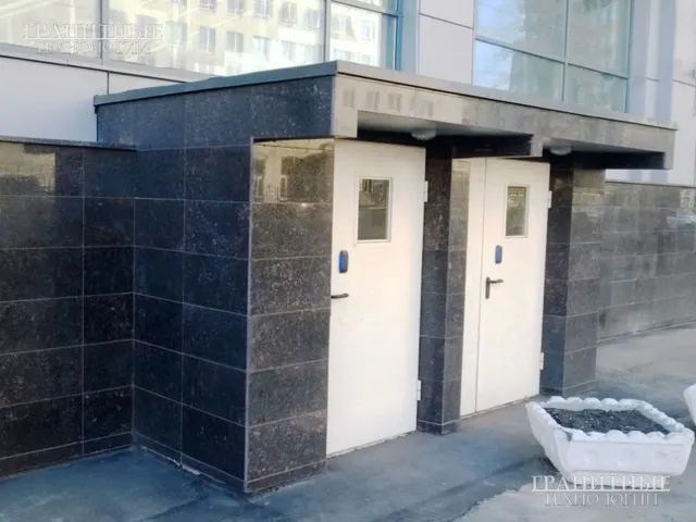 Цоколь здания и входная группа облицованные плитой из русского коричневого Гранита Дымовский (Елизовский)