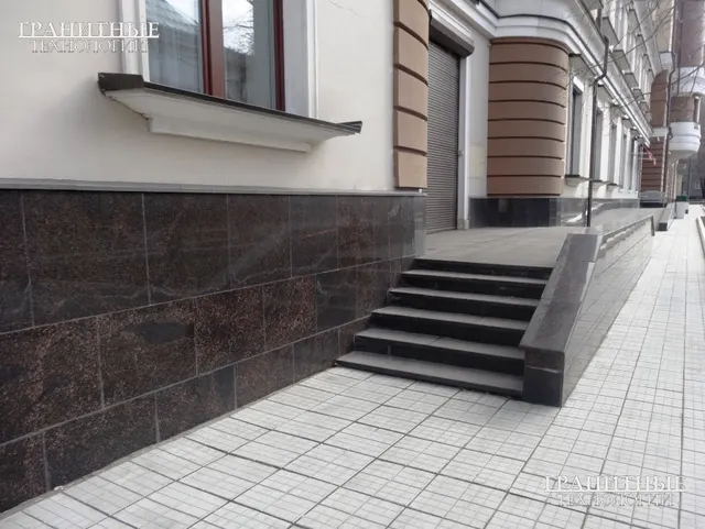 Цоколь здания и входная группа облицованные плитой из русского коричневого Гранита Дымовский (Елизовский)
