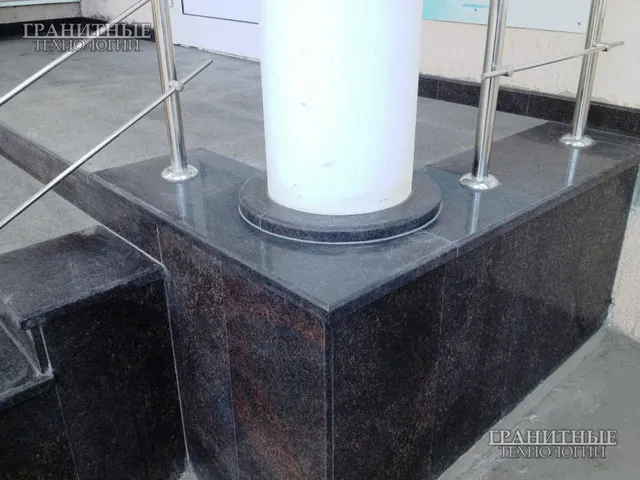 Облицовка входной группы здания российским коричневым гранитом Дымовский (Елизовский)
