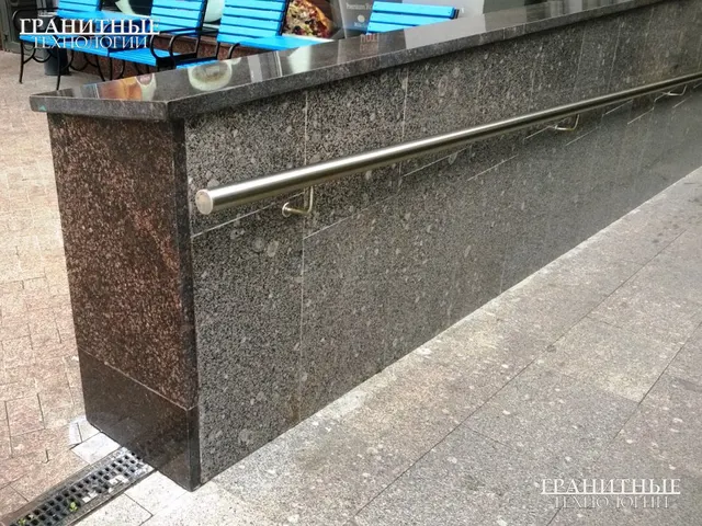 Внутренняя облицовка и мощение пола пешеходного перехода выполненное полированными и термообработанными плитами из российского гранита Возрождение