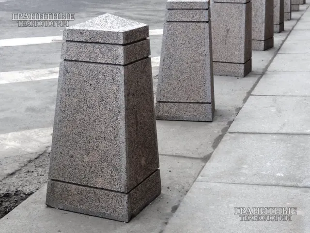 Антипарковочные столбики из серого русского гранита Возрождение