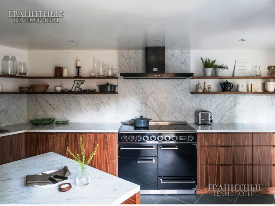 Кухонный гарнитур облицованный итальянским белым мрамором Бьянко Каррара