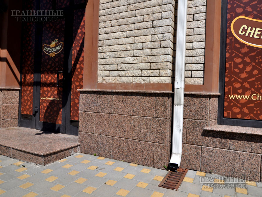 Цоколь здания и входная группа облицованные полированной плиткой из украинского розового гранита Межриченский