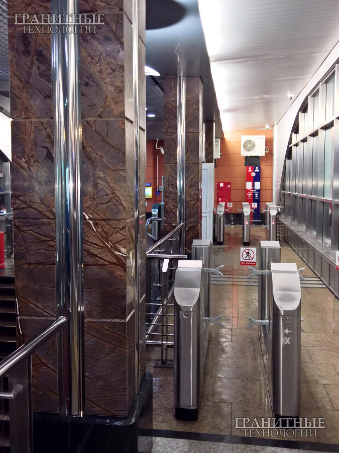 Колонны на станции метро Кунцевская облицованные коричневым индийским мрамором Бидасар Браун