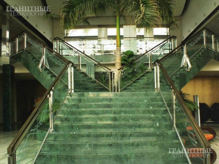 Лестница изготовленная из индийского зеленого мрамора Верде Гватемала (Индиан Грин)