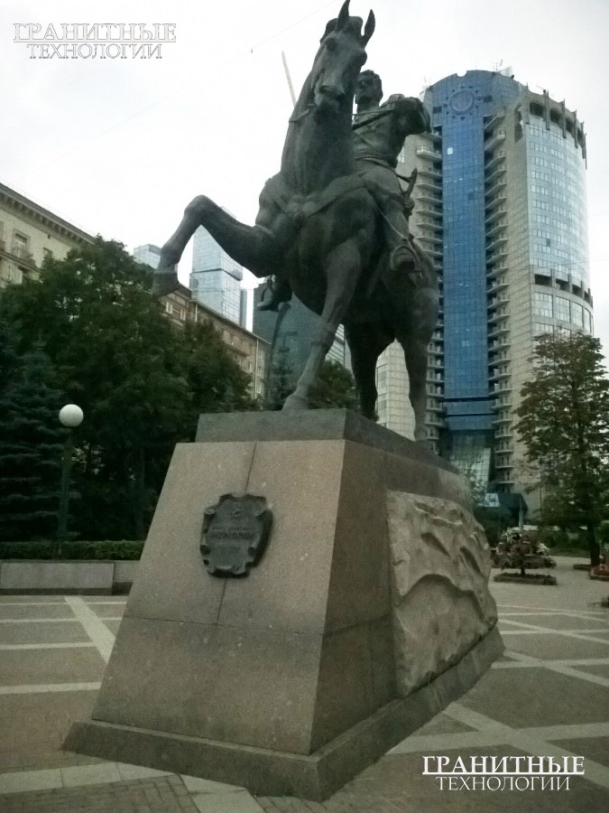 Постамент памятника облицованный серым российским гранитом Ала-Носкуа