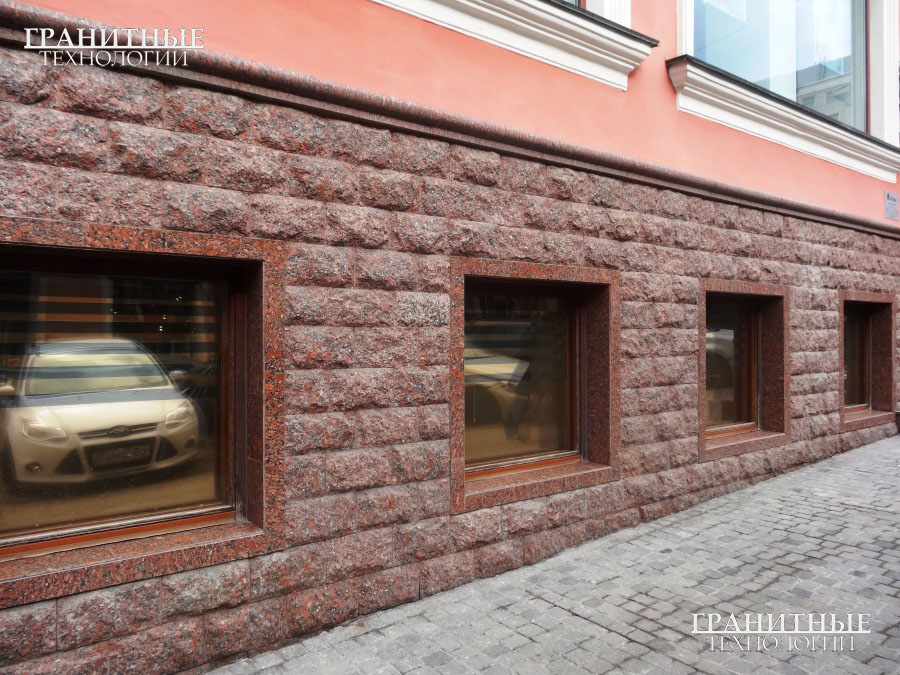 Цоколь здания облицованный плитами с фактурой поверхности - скала из красного украинского гранита Капустинский